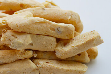 Light and crispy almond meringue cookies