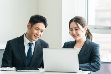 Obraz premium 会議・ミーティング・打ち合わせをする男女（研修・教育） 