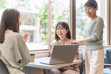 オフィスで社員を褒めて育てるビジネスウーマン・同僚・仲間の女性（アジア人・中国人・日本人）
