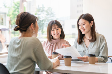 会社・オフィスで会議・ミーティング・打ち合わせするアジア人女性・ビジネスウーマン(営業・企画)
