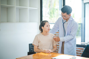 Doctors are inquiring about the patient's symptoms, notifying the results of the physical examination, and recommending treatment and health care.