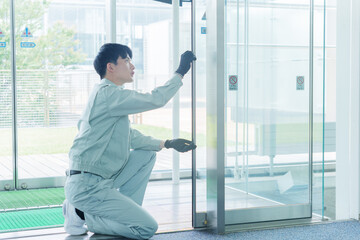 自動ドアの点検をする作業員