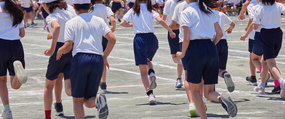 小学校の運動会の学生たちの姿