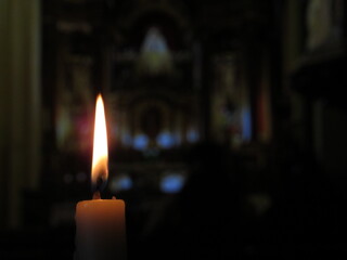 Vela encendida en iglesia católica