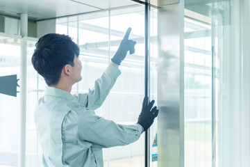 自動ドアを点検する作業員