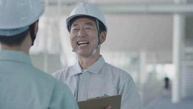 工事現場で働く作業員