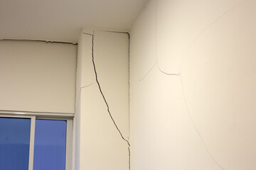 Home building problem. Wall cracked.