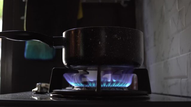Boil water, gas stove in the kitchen