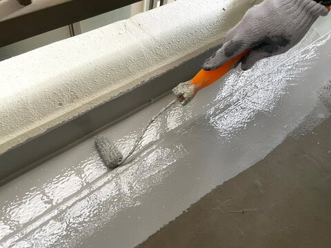 共用部の長尺シート施工前にウレタンで線防水