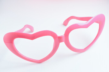 Fototapeta premium pink heart shape of glasses on white background