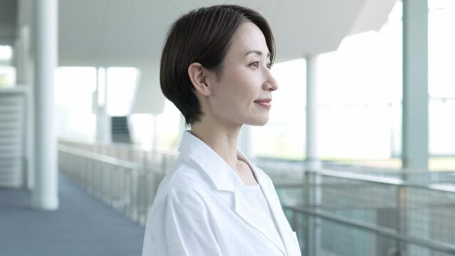 真剣な表情の白衣を着た女性の横顔