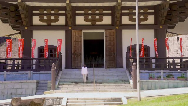 お寺を参拝する女性