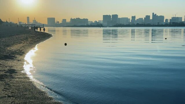 都市を背景にした穏やかな湾内
