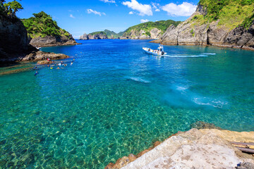 ヒリゾ浜渡船の漁船に乗って、海に出るスキンダイバー、シュノーケラーたち。

日本国静岡県伊豆半島賀茂郡南伊豆町中木から渡し船で渡るヒリゾ浜にて。
2022年9月水中撮影。

Skin divers take to the sea on a fishing boat on the ferry to Hirizohama beach.
