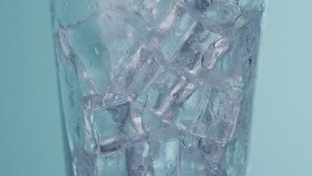 コップに炭酸水を注ぐ
