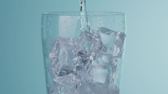 コップに炭酸水を注ぐ