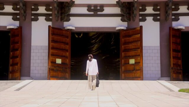 お寺を参拝する女性