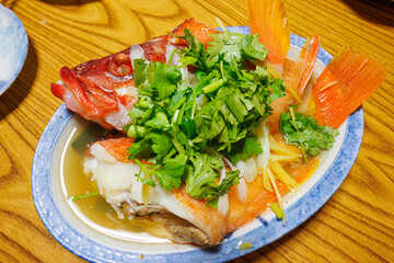 釣りたての大きく新鮮なアカハタ（ハタ科）。
贅沢な中華風の清蒸（チンジョン）（蒸し魚にネギ油かける）してもらいました。
上にはパクチーがたっぷり。
南伊豆の民宿の美味しい晩ごはん。

日本国静岡県伊豆半島賀茂郡南伊豆町中木から渡し船で渡るヒリゾ浜にて。
2022年9月水中撮影。
Freshly caught, large, fresh red grouper (grouper family).
I