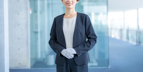 白い手袋をつけスーツを着た日本人女性