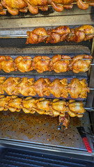 Gegrillte Hähnchen auf dem Grillwagen