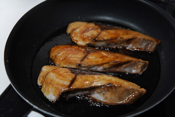 ぶりの照り焼きを作る様子