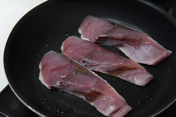 フライパンでぶりを焼く様子