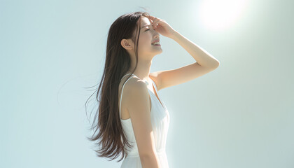 Fototapeta premium ナチュラルメイクの笑顔のロングヘアの日本人の女性の夏のイメージ,旅行,美白,美容