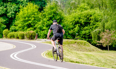 Obraz premium Cyclist ride on the bike path in the city Park 