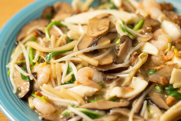 stir fried noodles with mushrooms