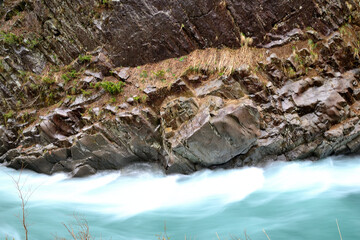 渓谷を流れる急流と、両岸は柱状節理の岩