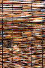 すだれの影が映るすだれ（縦構図）