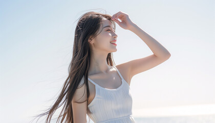 ナチュラルメイクの笑顔のロングヘアの日本人の女性の夏のイメージ,旅行,美白,美容 上半身