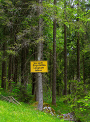 gelbes Hinweisschild im Wald, Skigebiet an der Götschen Alm, Bayern, Deutschland