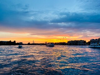 Obraz premium Fantastic sunset at the city river 