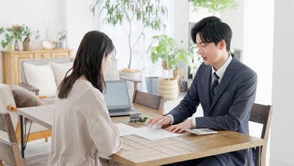 不動産の営業をするビジネスマン