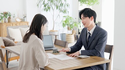 不動産の営業をするビジネスマン