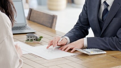 不動産の営業をするビジネスマンの手元