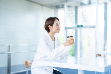 カップを持つ医療従事者