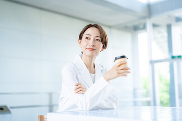 カップを持つ医療従事者