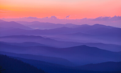 Obraz premium mountain ridge silhouette in mist at the twilight