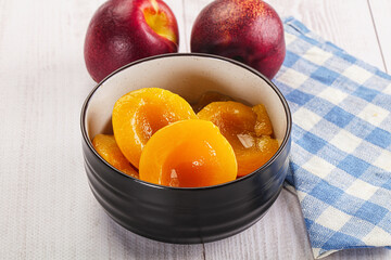 Canned peaches with sweet syrope