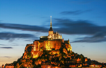 Fototapeta premium Mont Saint Michel in French Bretagne at night with lighting