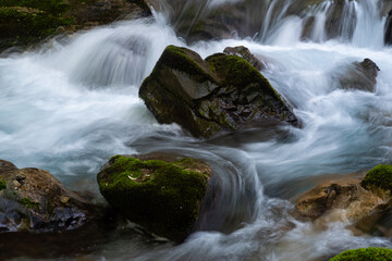美しい川の流れ