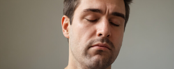 Obraz premium Close up portrait of a man with eyes closed in thought