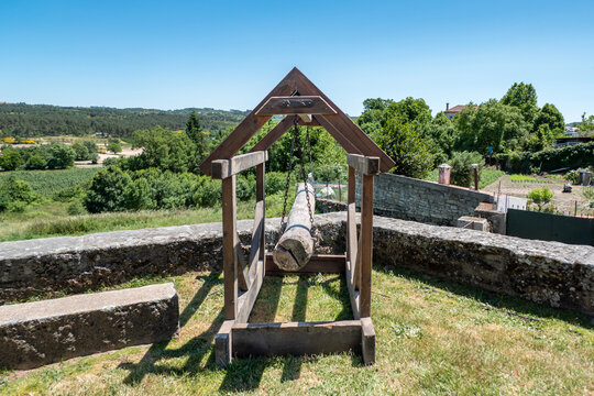 Trabuco, um tipo de catapulta medieval usada principalmente durante cercos para lançar grandes pedras ou outros projéteis contra muralhas ou edifícios inimigos