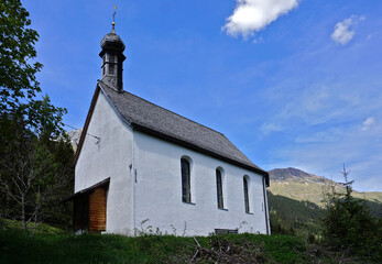 Fototapeta premium Naturpark Lechtal; Ölbergkapelle bei Elbigenalp; Österreich Tirol;