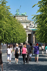 Berlin, Touristen auf dem Weg zum Brandenburger Tor