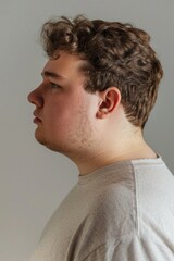 Obraz premium A man with curly hair wearing a gray shirt