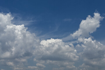 Obraz premium Beautiful white clouds in the blue sky, a drawing of splendid nature