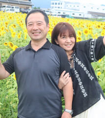 ひまわり畑のカップル